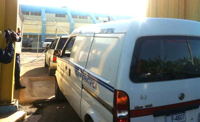 Miembros de la Policía Científica ingresan al penal (Foto: Cornelio Batista)